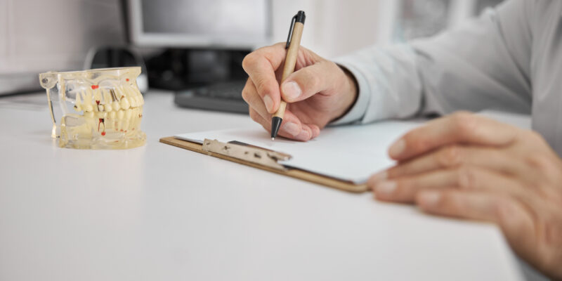 Implante dentário valor: preço atual do procedimento