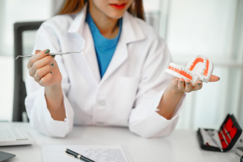 Dentista mostrando o planejamento de tratamento