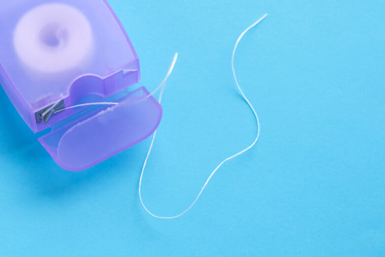 Fio dental fundo azul